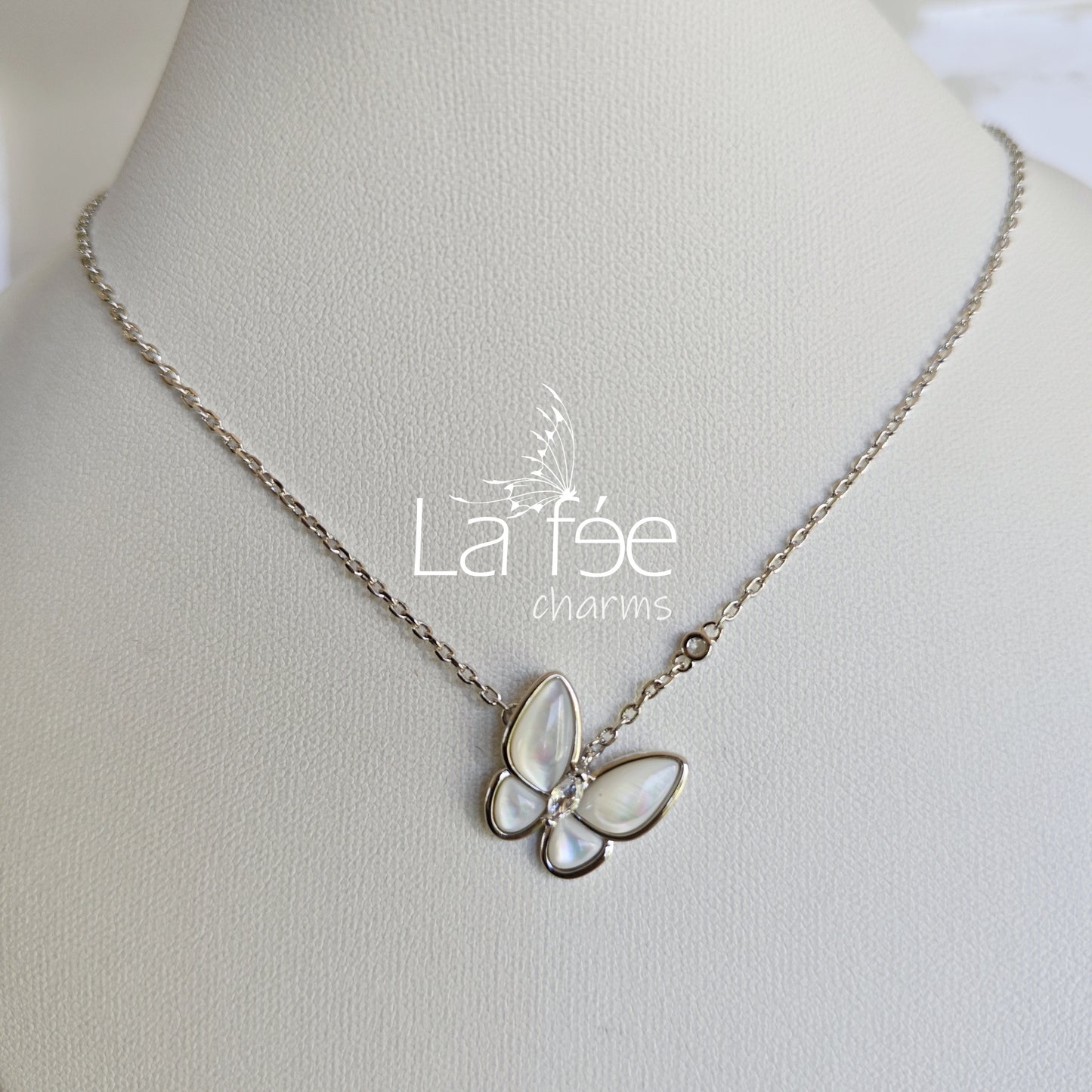 Collar Mariposa Blanca