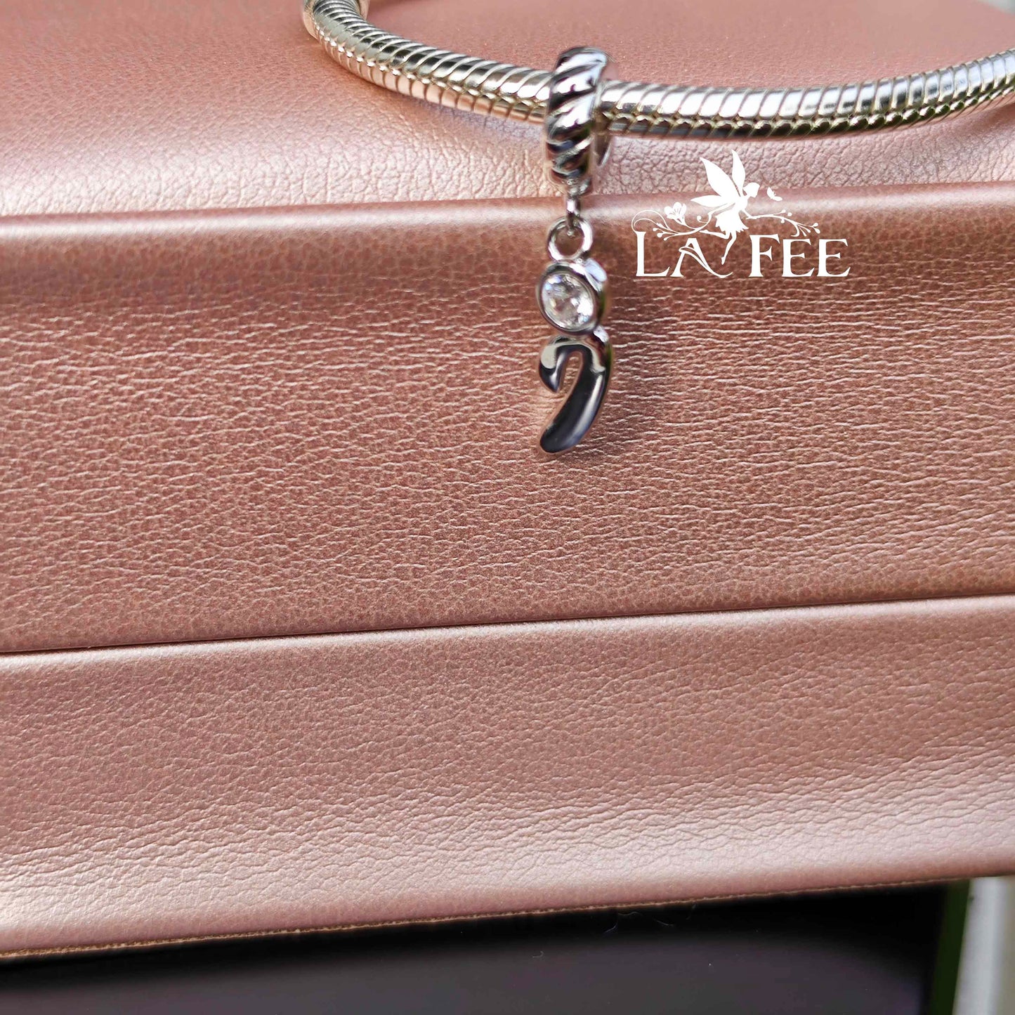 Charm Letra I