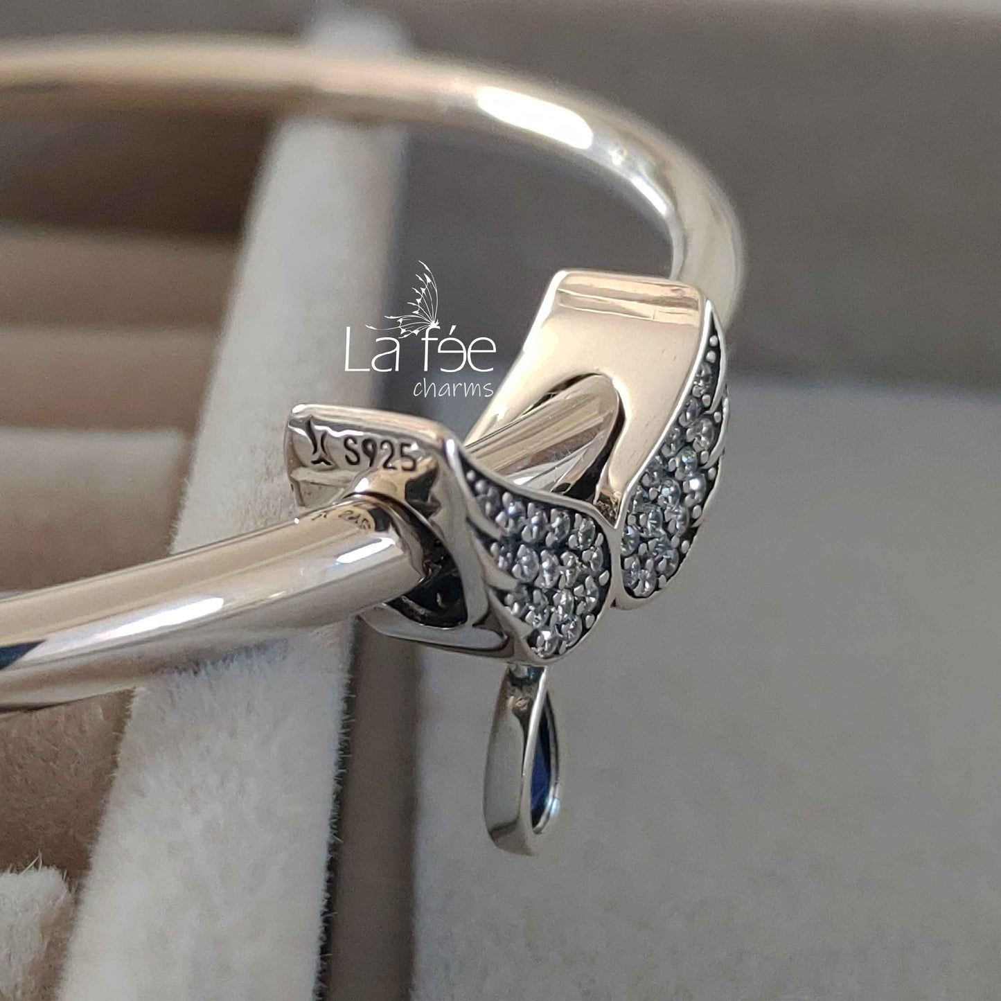 Charm Alas con Gota Azul
