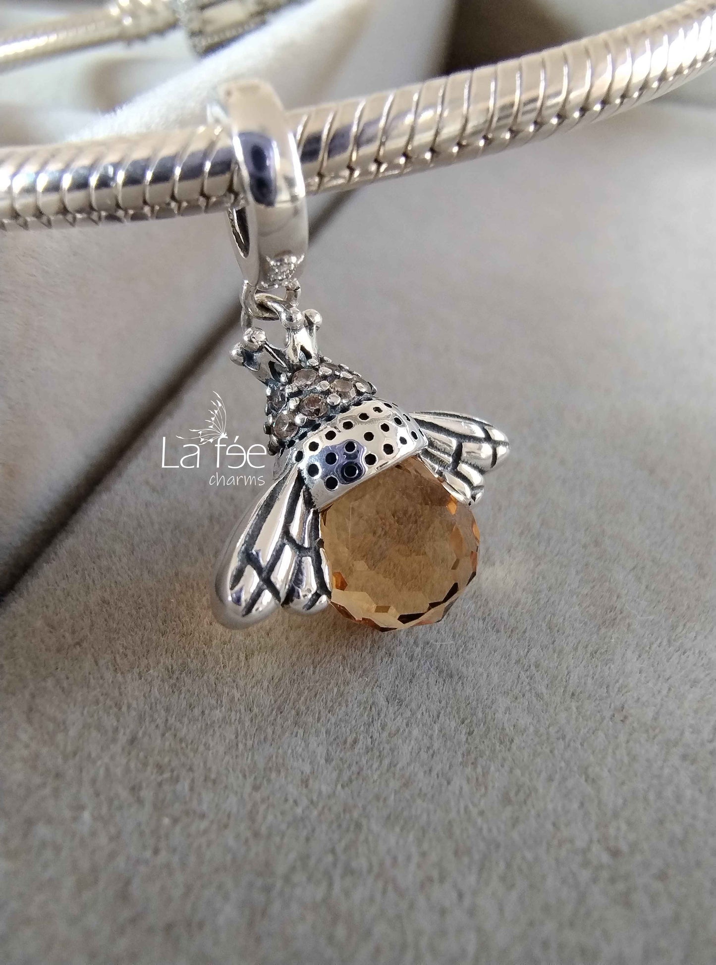 Charm Abeja Reina