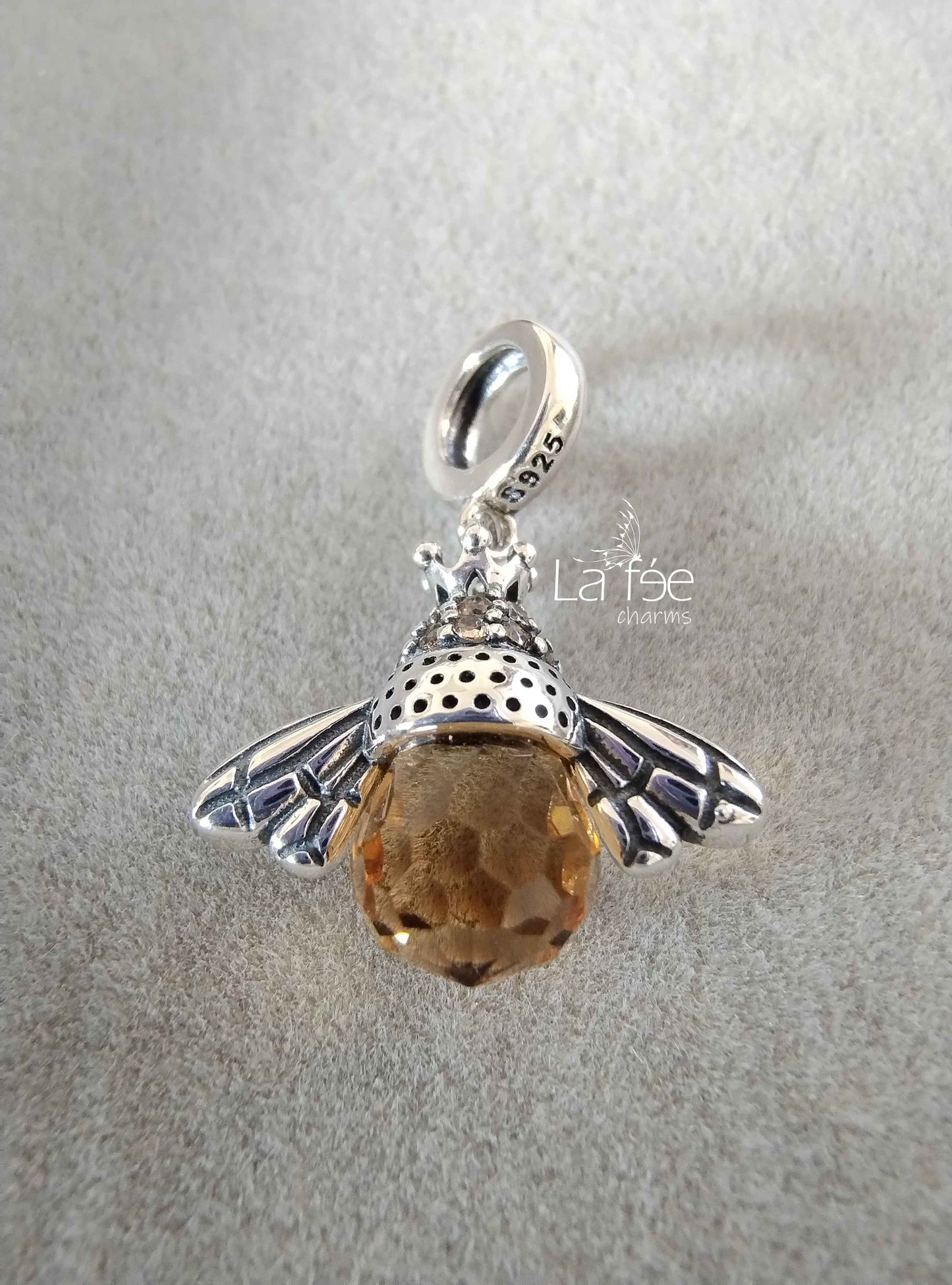 Charm Abeja Reina