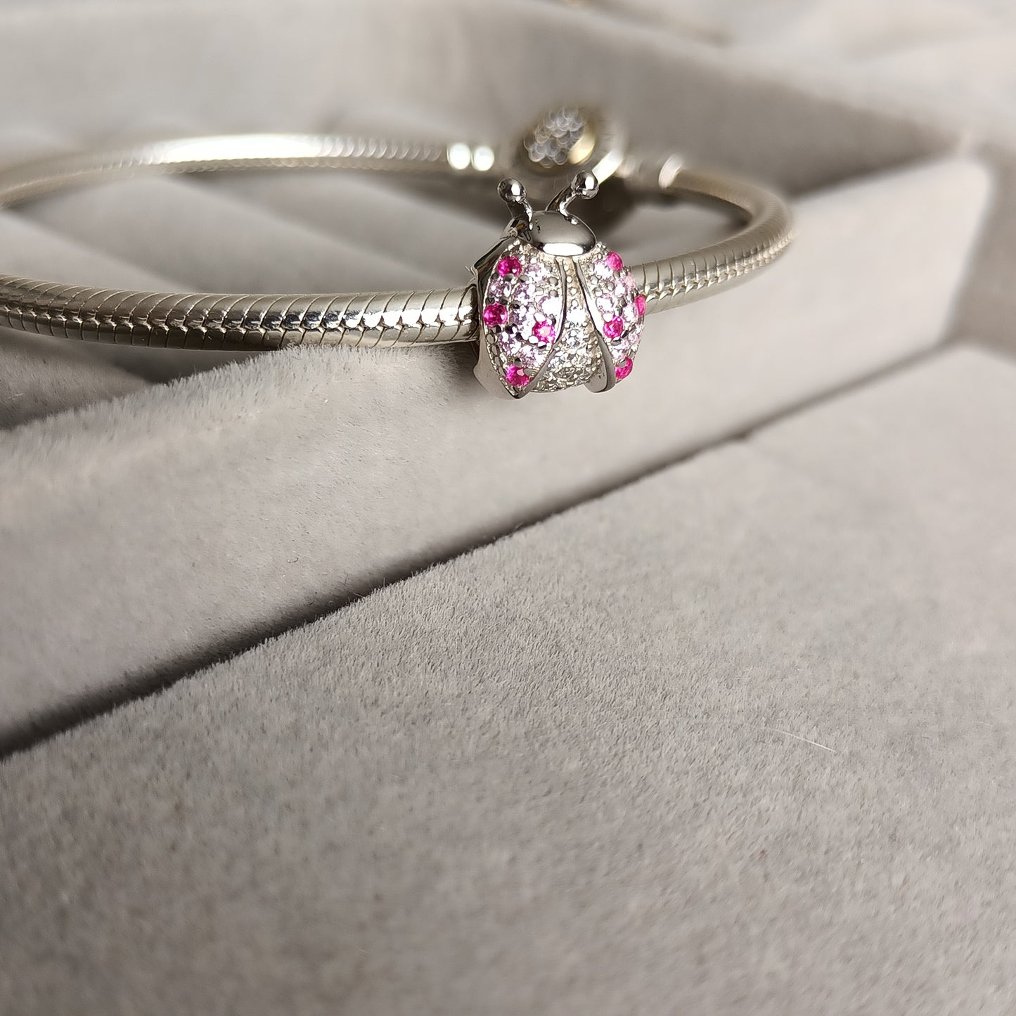 Charm Chinita Zircones Rosa