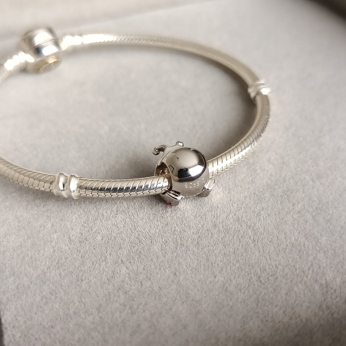 Charm Chinita Zircones Rosa