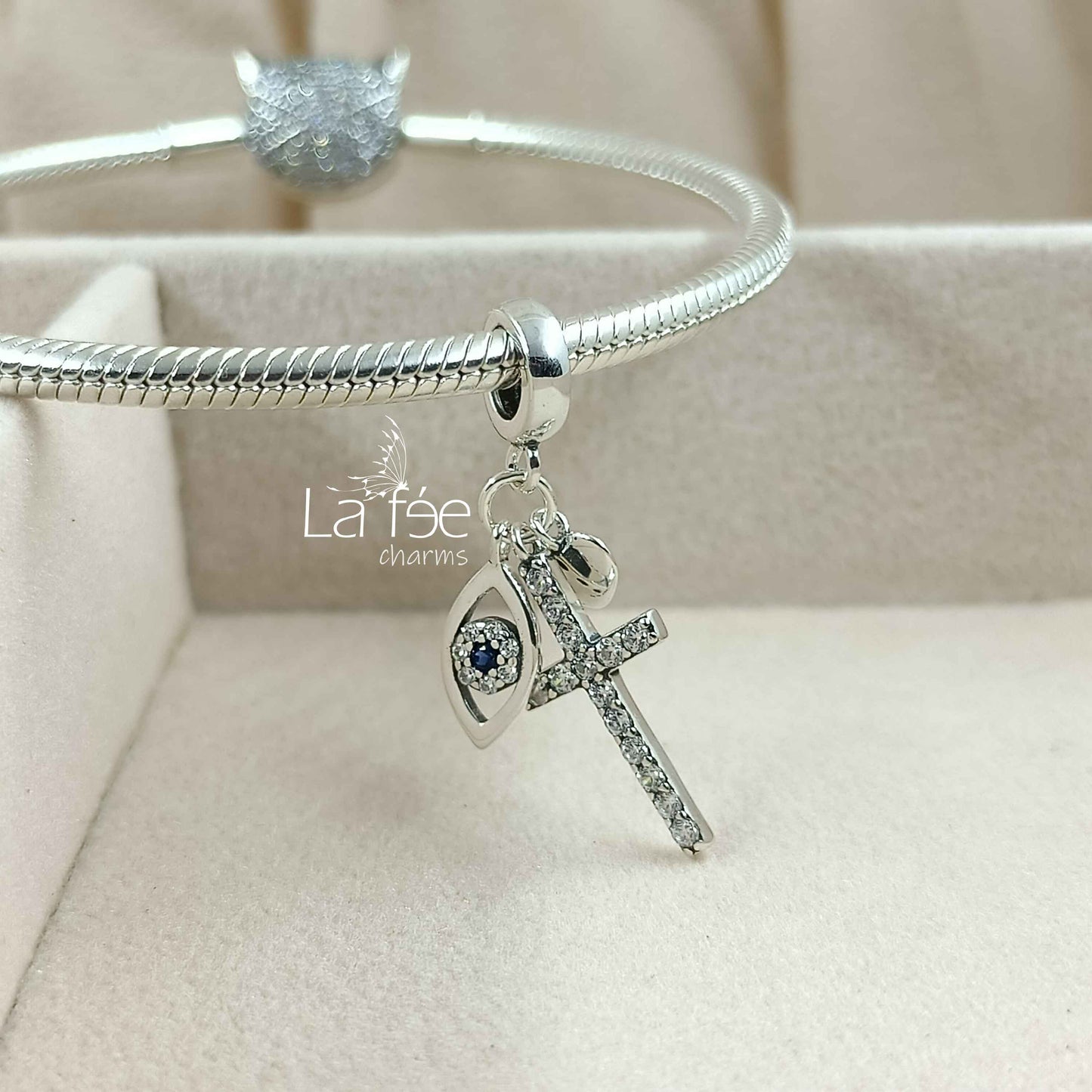 Charm Ojo, Cruz y Corazón