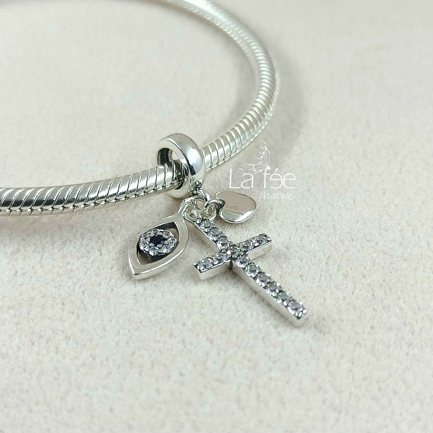 Charm Ojo, Cruz y Corazón