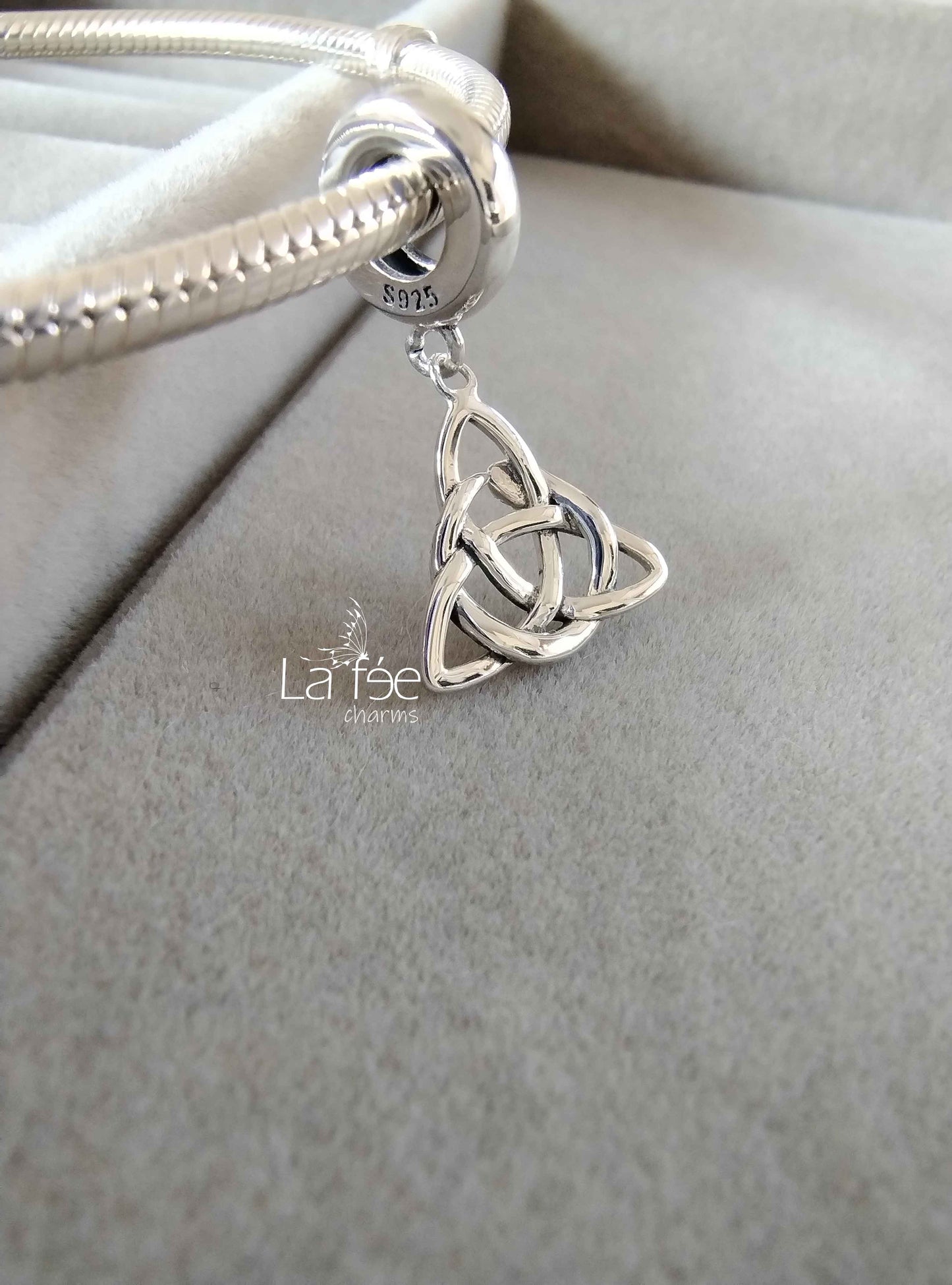 Charm Colgante Triqueta Serpiente Entrelazada