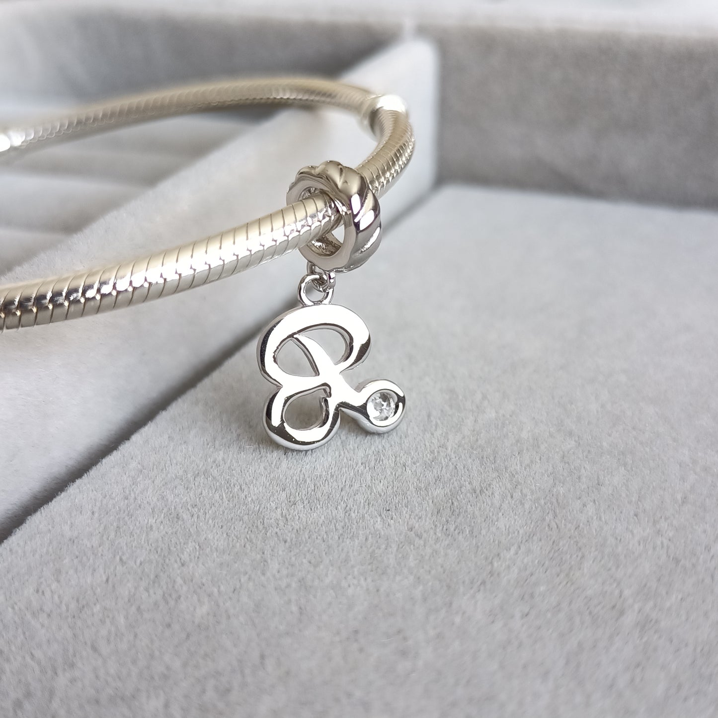 Charm Letra B
