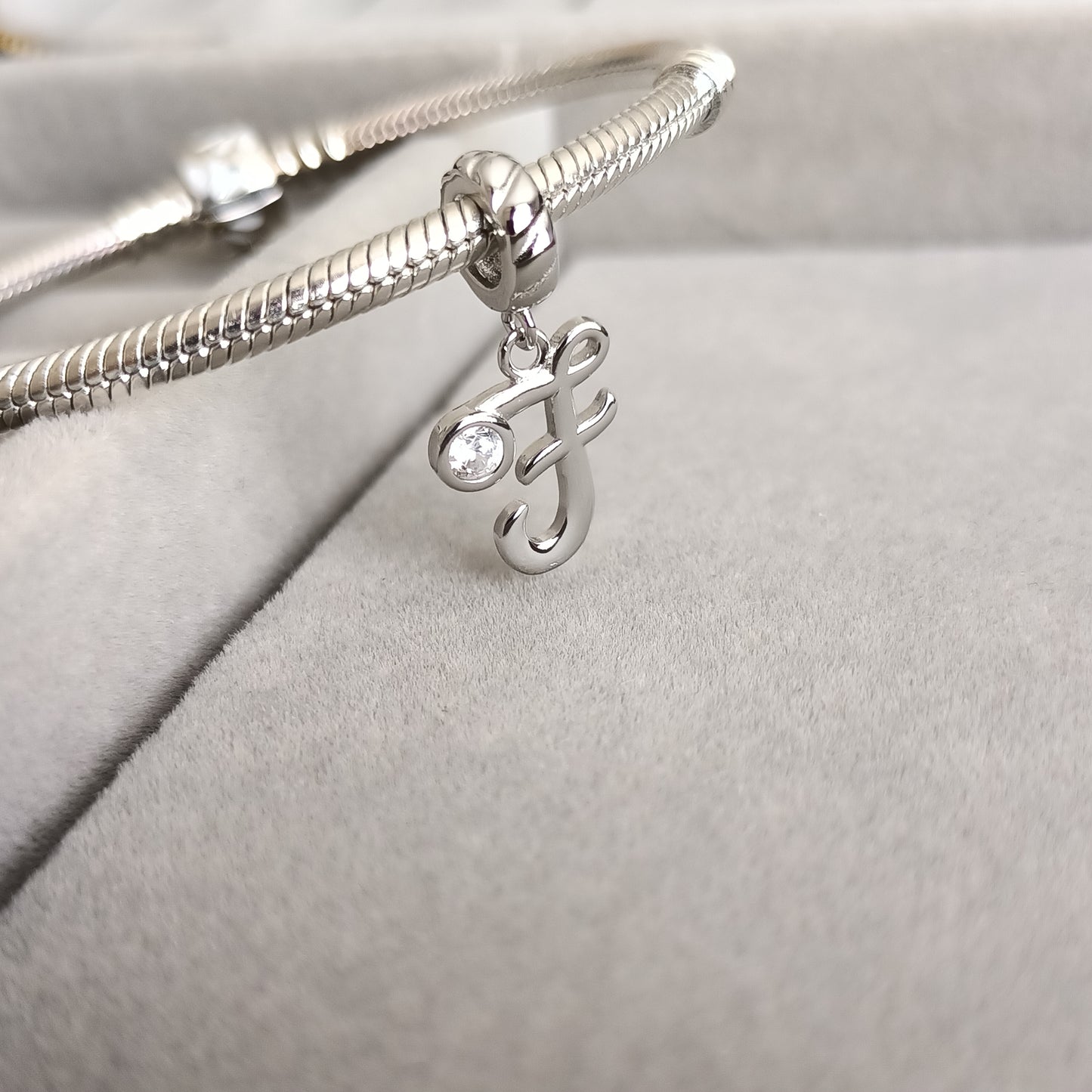 Charm Letra F