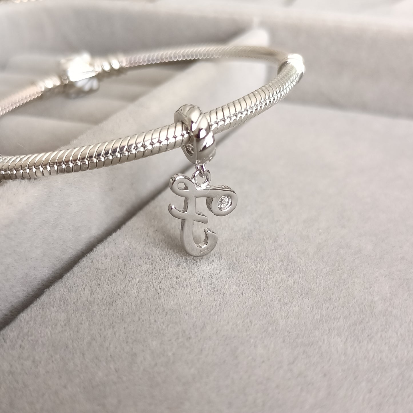 Charm Letra F