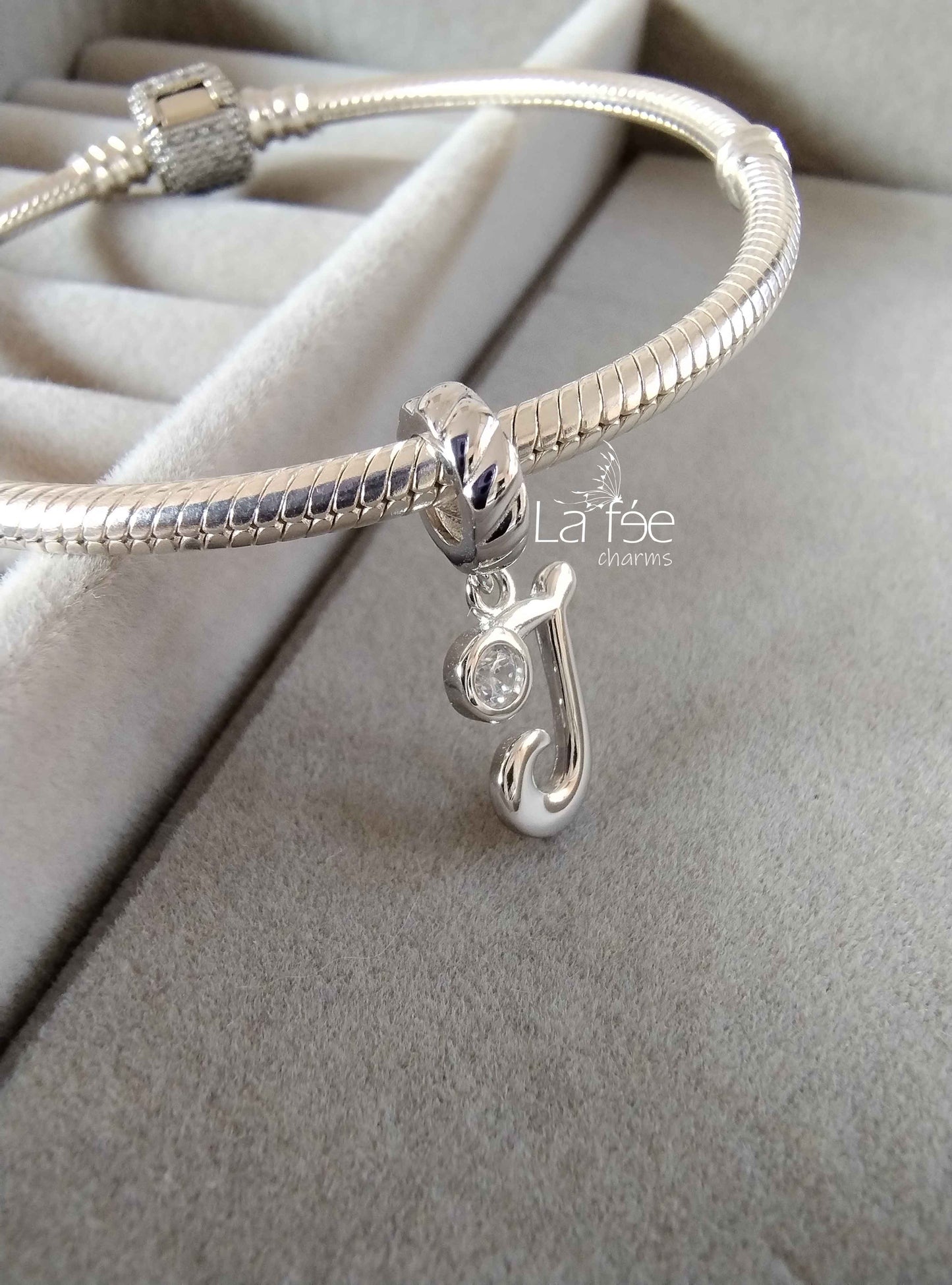 Charm Letra J