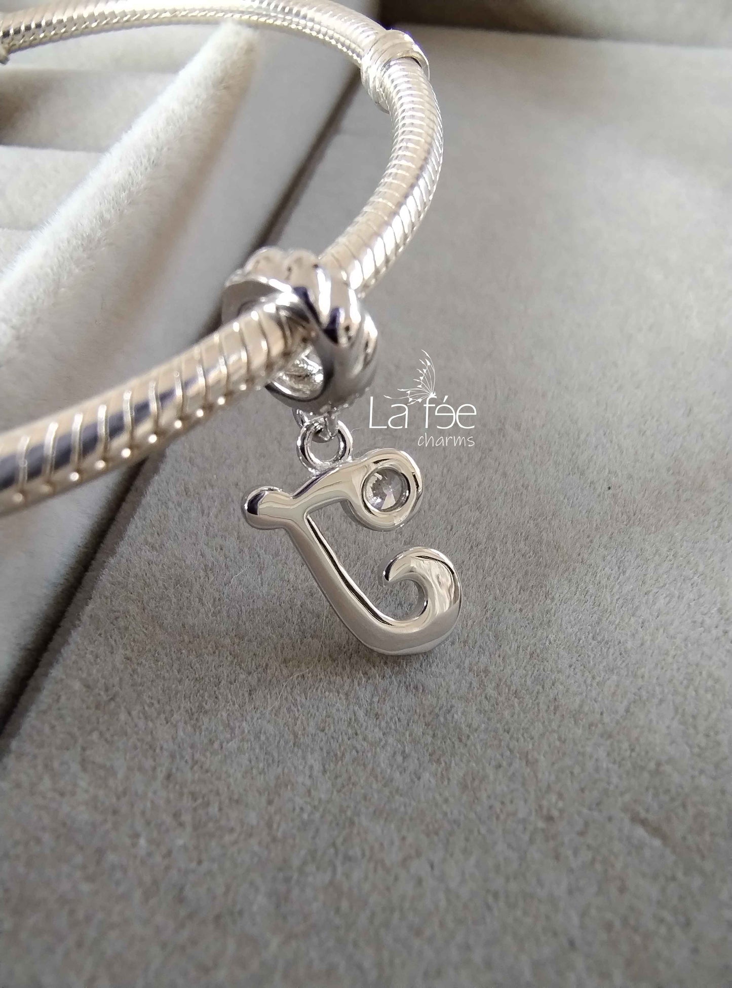 Charm Letra J