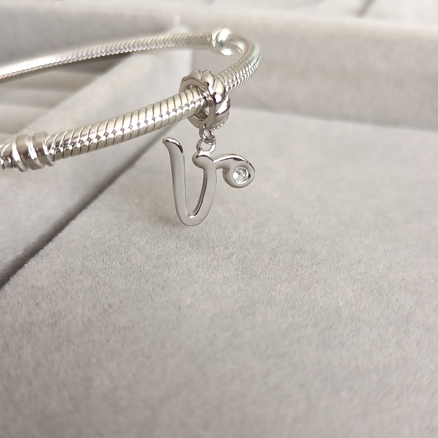 Charm Letra V