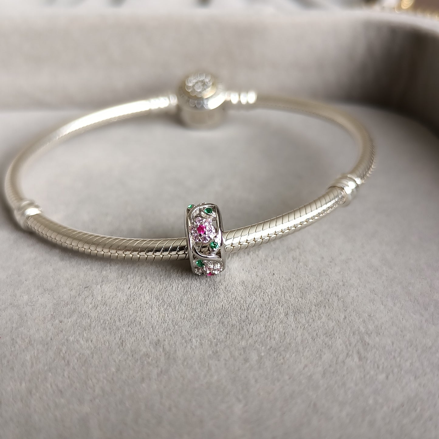 Charm Separador Flores con Zircones