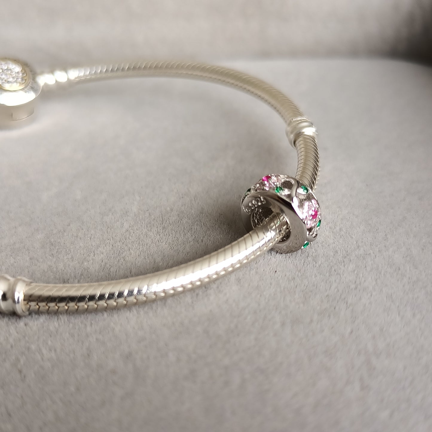 Charm Separador Flores con Zircones