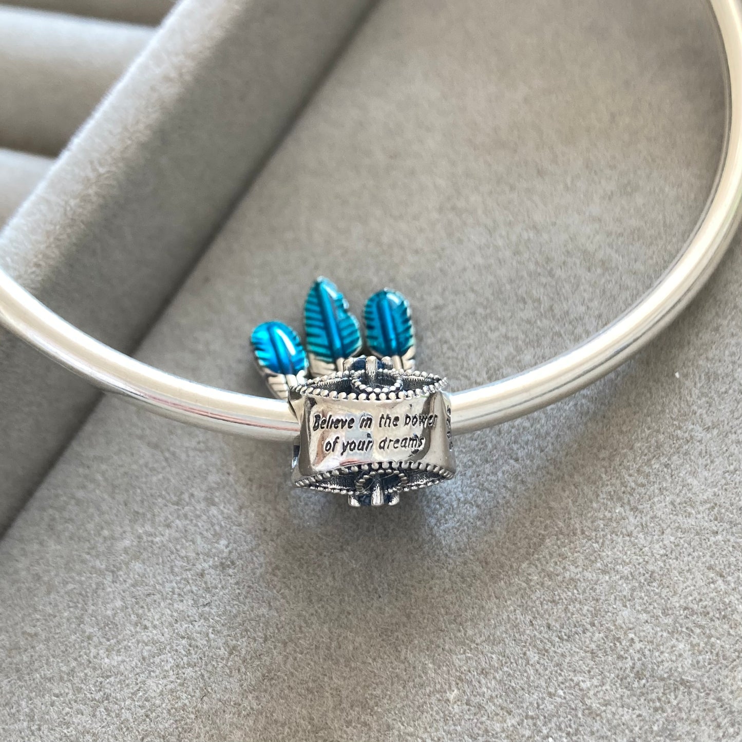 Charm Atrapasueños Plumas Azules