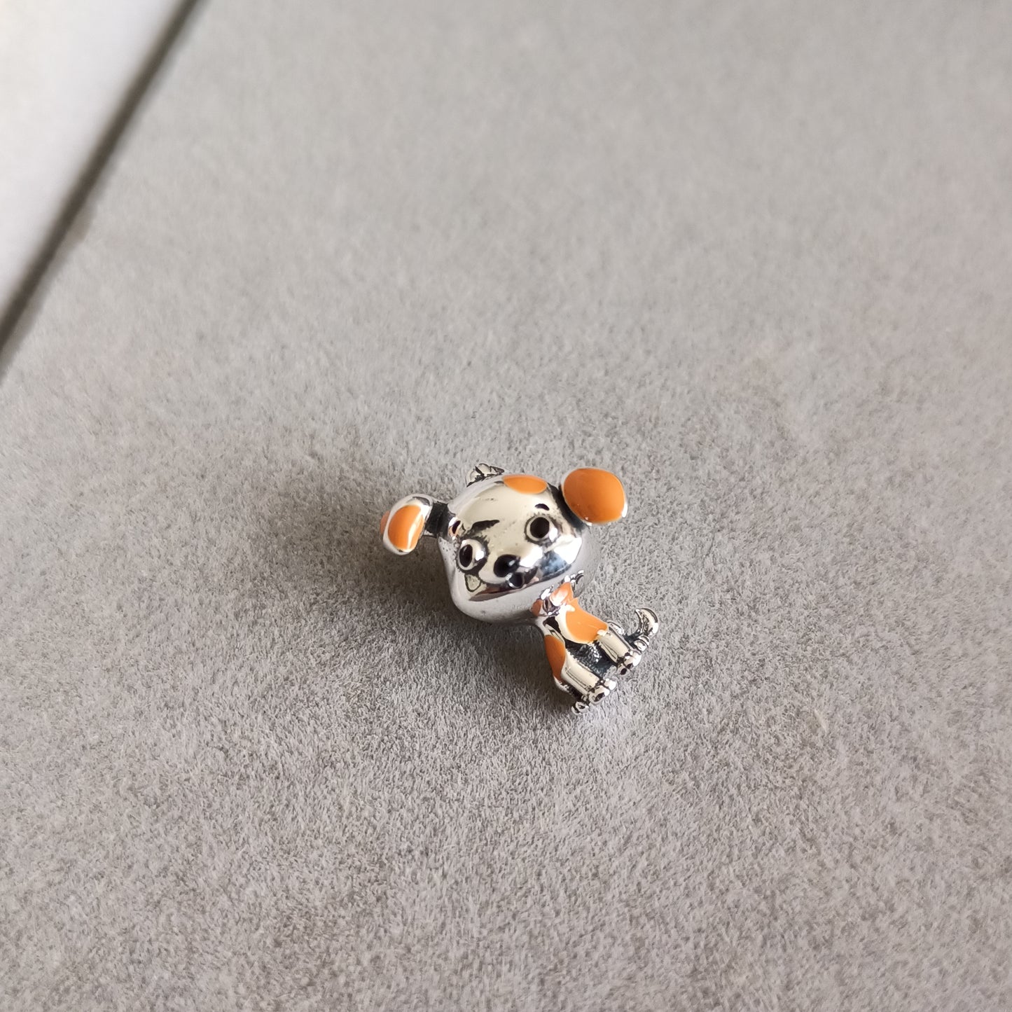 Charm Perrito Manchas Café