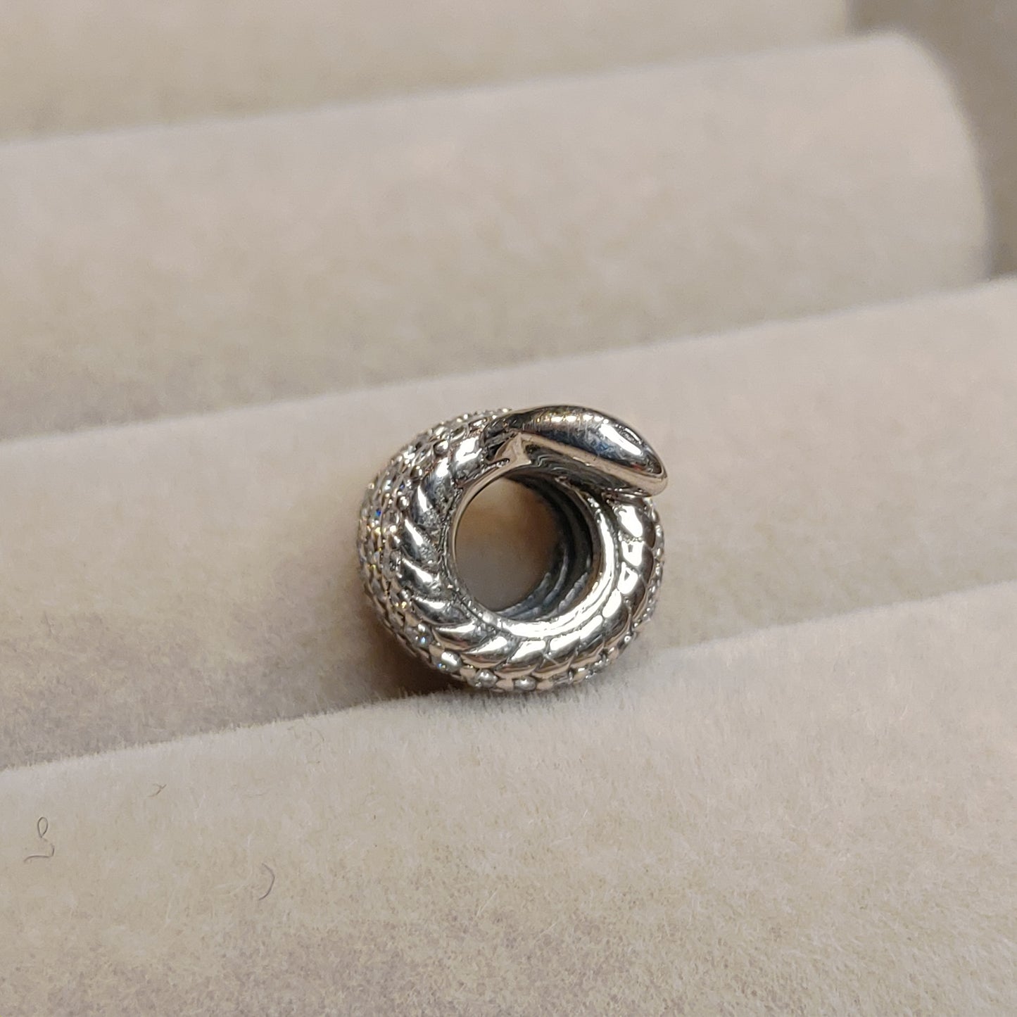 Charm Serpiente2 con Zircones