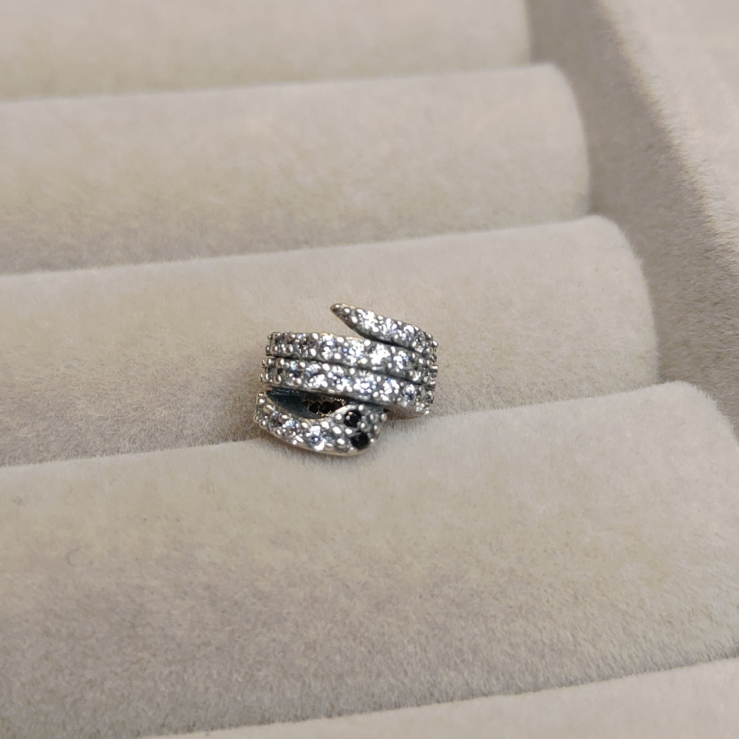 Charm Serpiente con Zircones