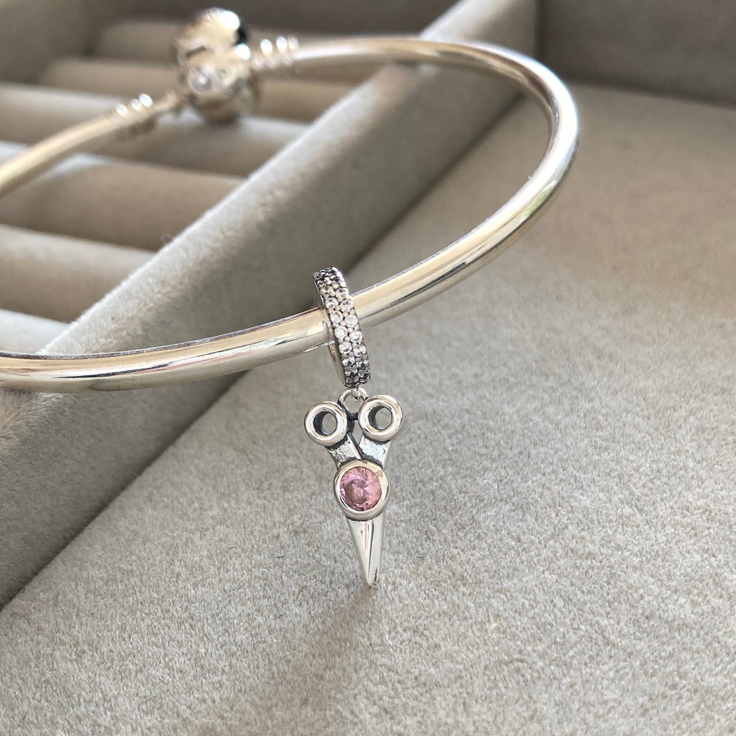 Charm Tijeras con Zircón Rosa