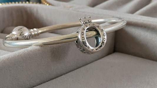 Charm Logo y Corona (grande)