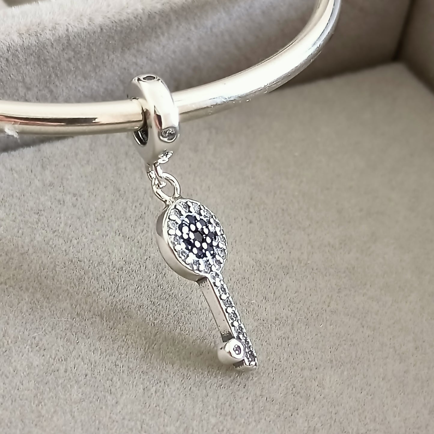 Charm Colgante Llave con Zircones Azules