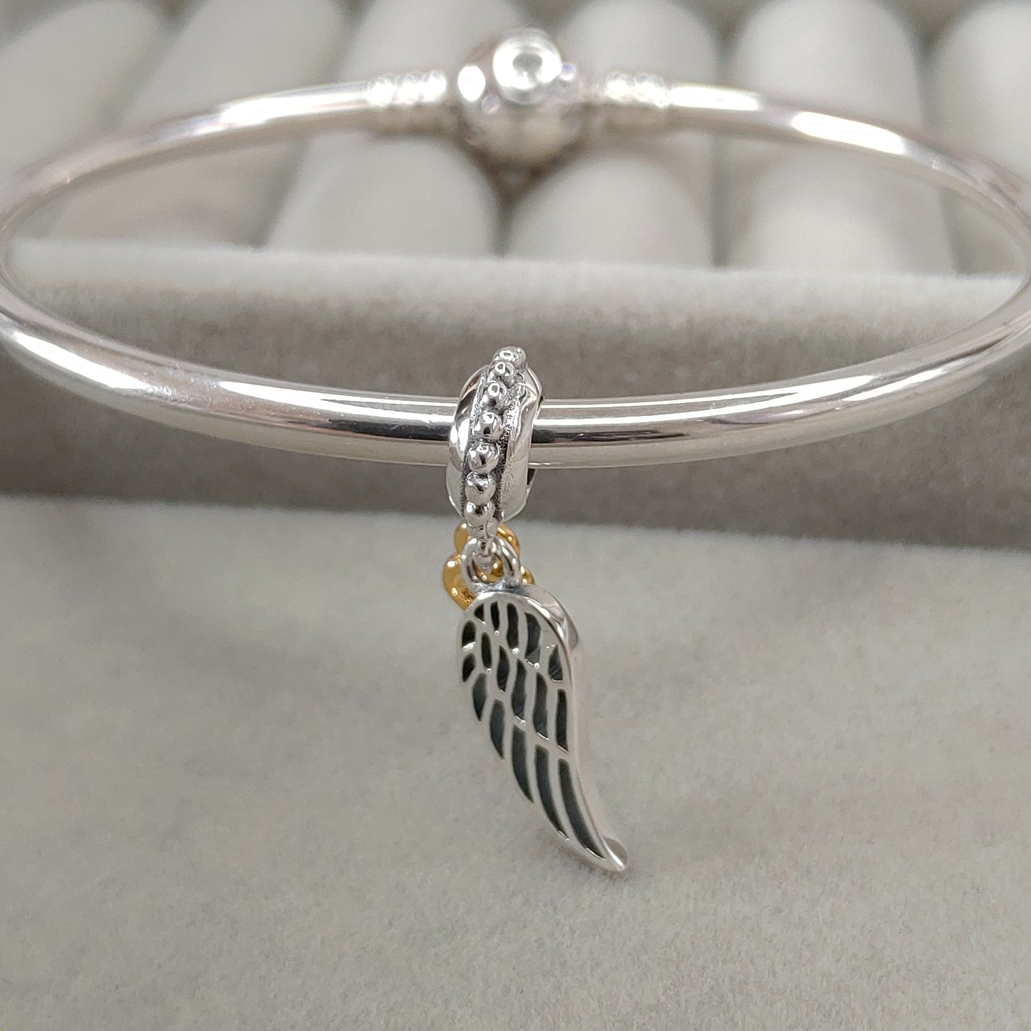 Charm Alas con Corazón Dorado