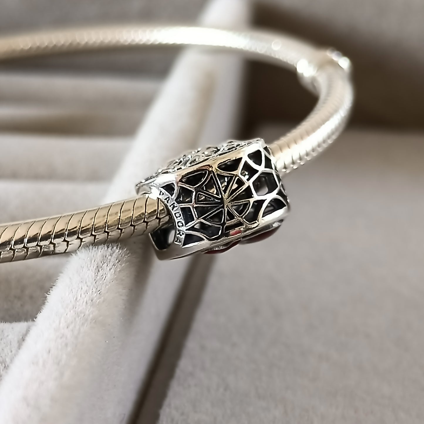 Charm Ciudad Desde Arriba Spider-Man