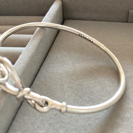 Pulsera Rígida con Broche Infinito en Gancho