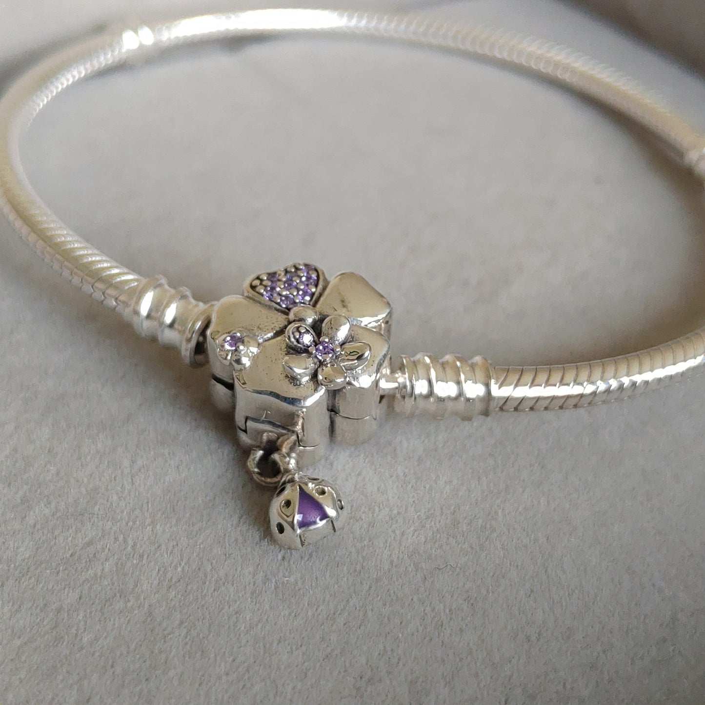 Pulsera Serpiente con Broche de Flor Lila con Zircones y Chinita