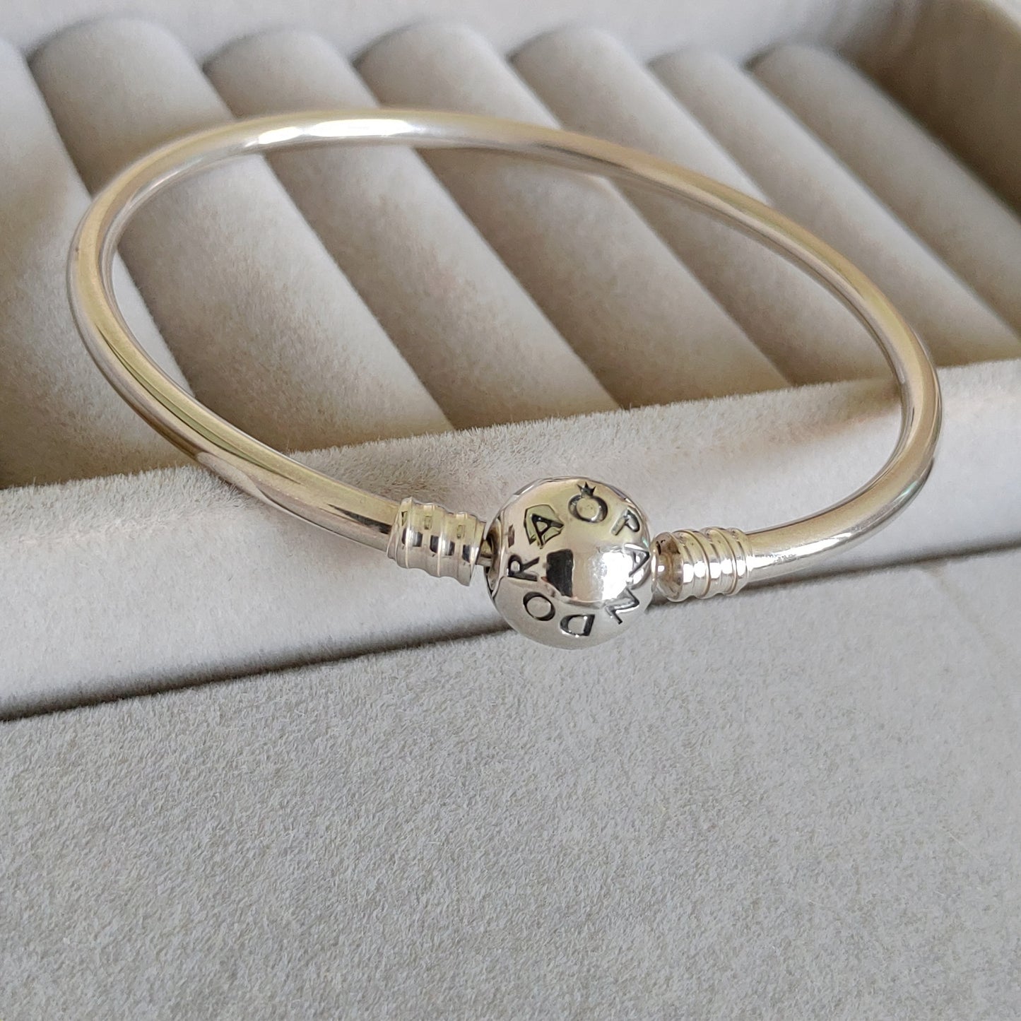 Pulsera Rígida con Cierre Esférico