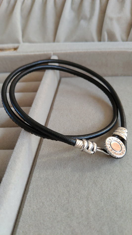 Pulsera Negra de Cuero (S) Doble con Broche Circular