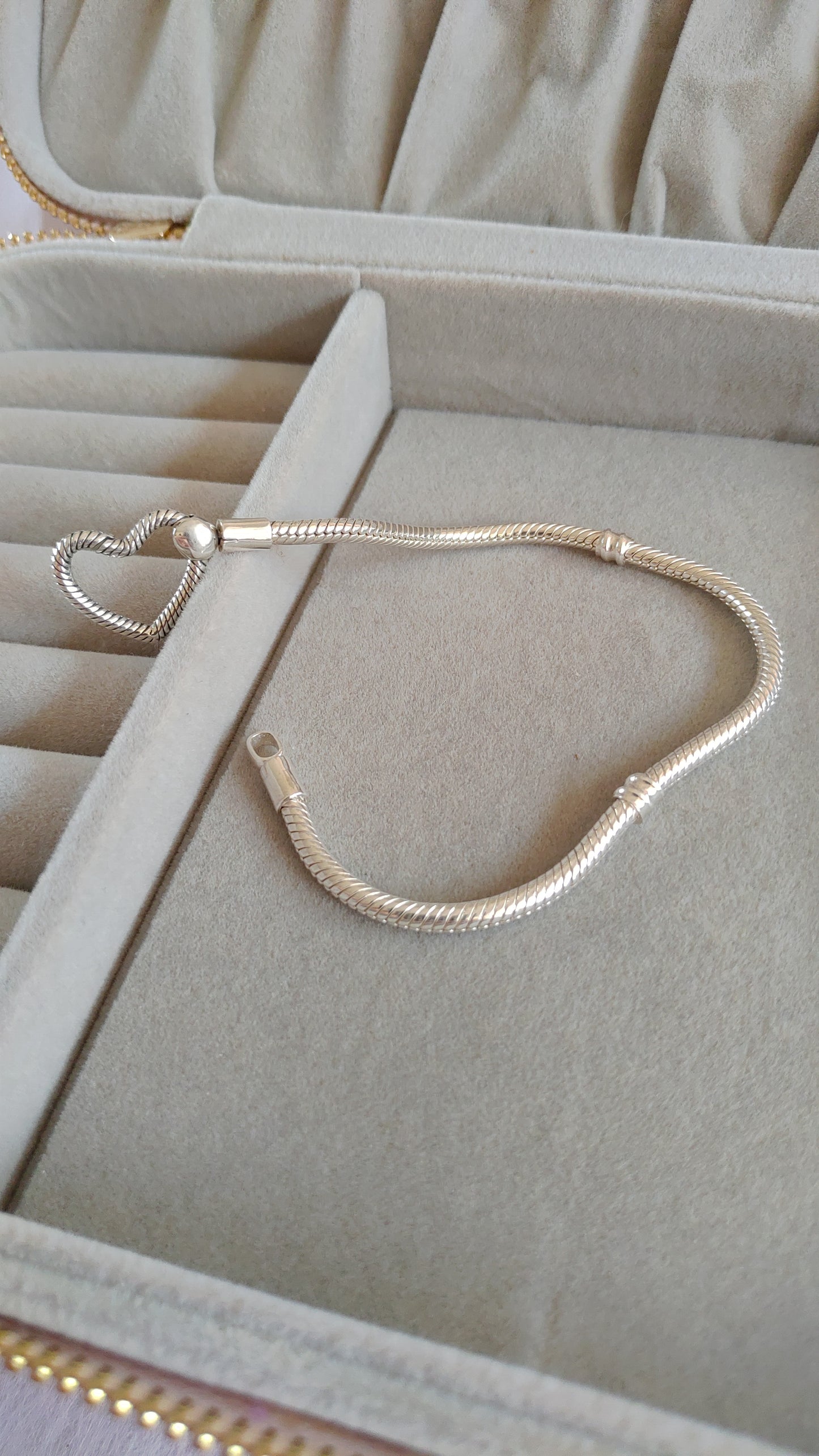 Pulsera Serpiente con Broche de Corazón