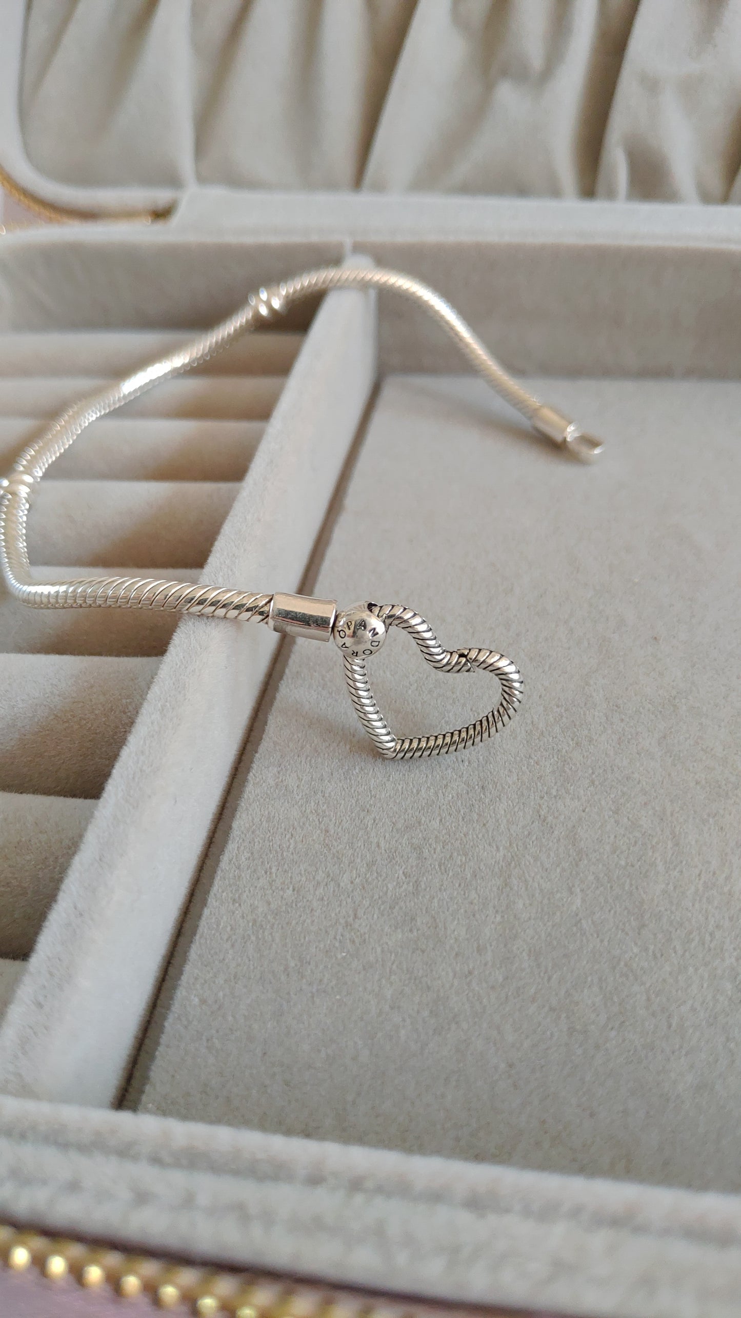 Pulsera Serpiente con Broche de Corazón