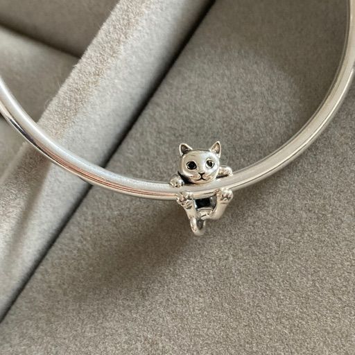Charm Gatito Colgando