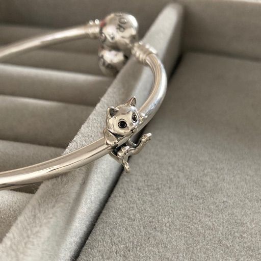 Charm Gatito Colgando