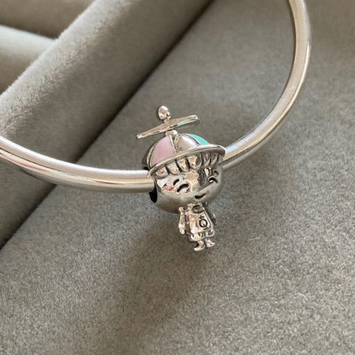 Charm Niño con Gorro de Hélice