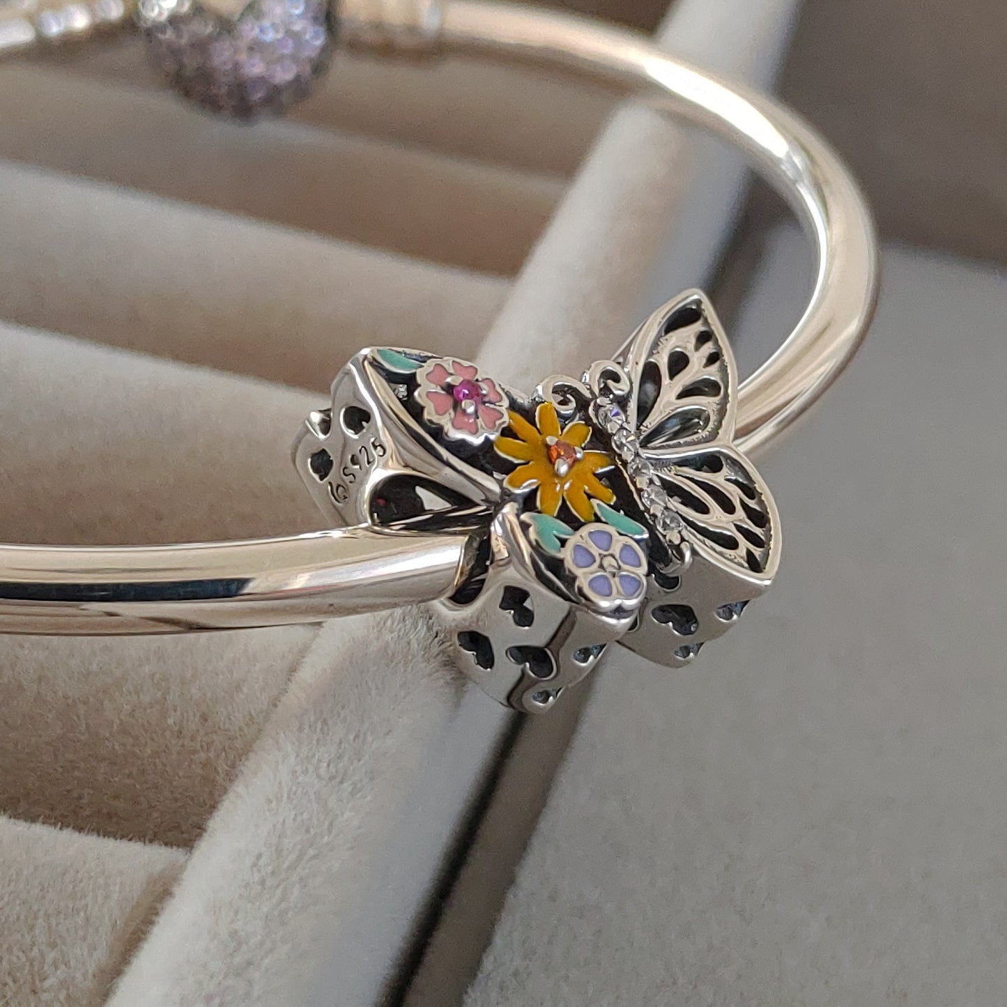 Charm Mariposa con Flores