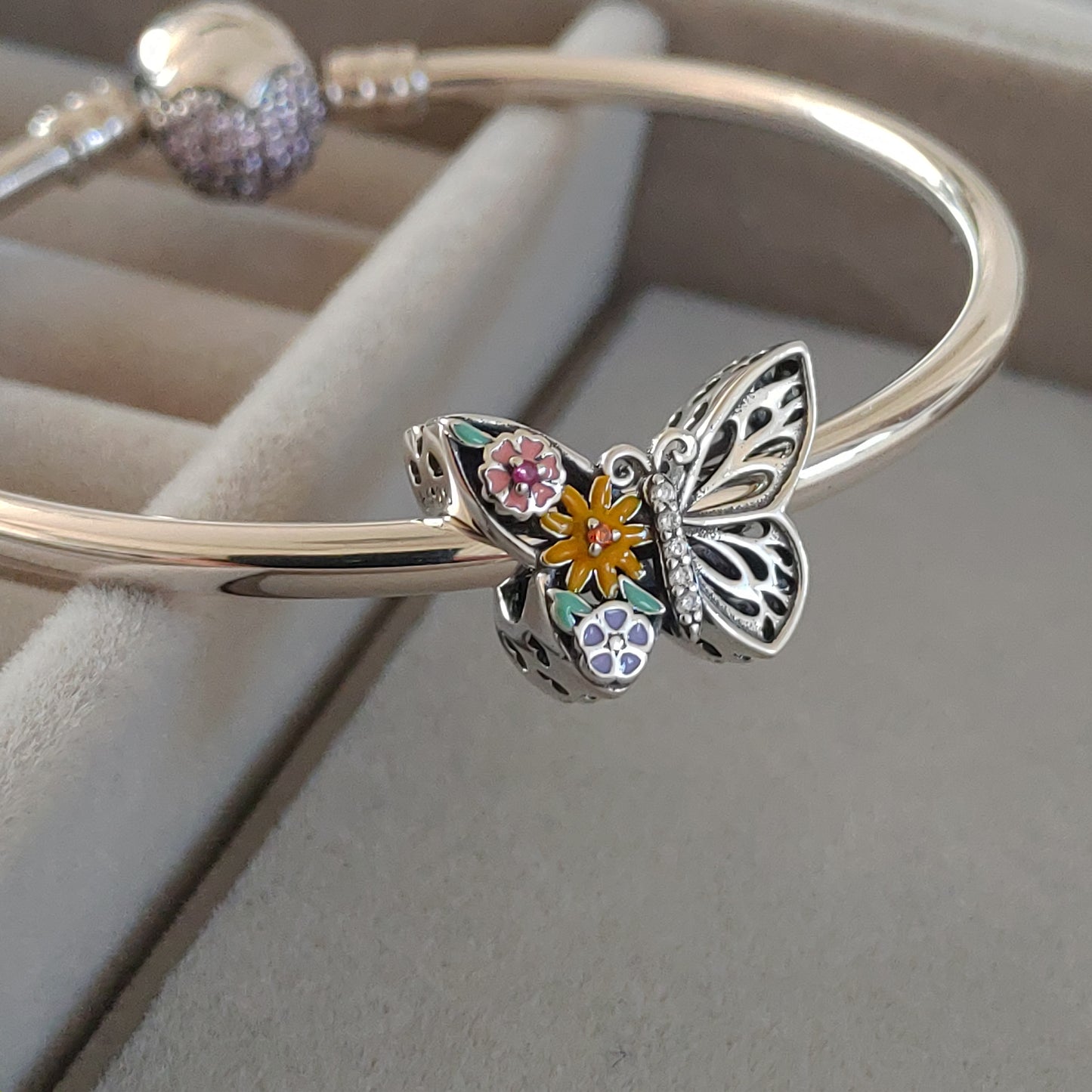 Charm Mariposa con Flores