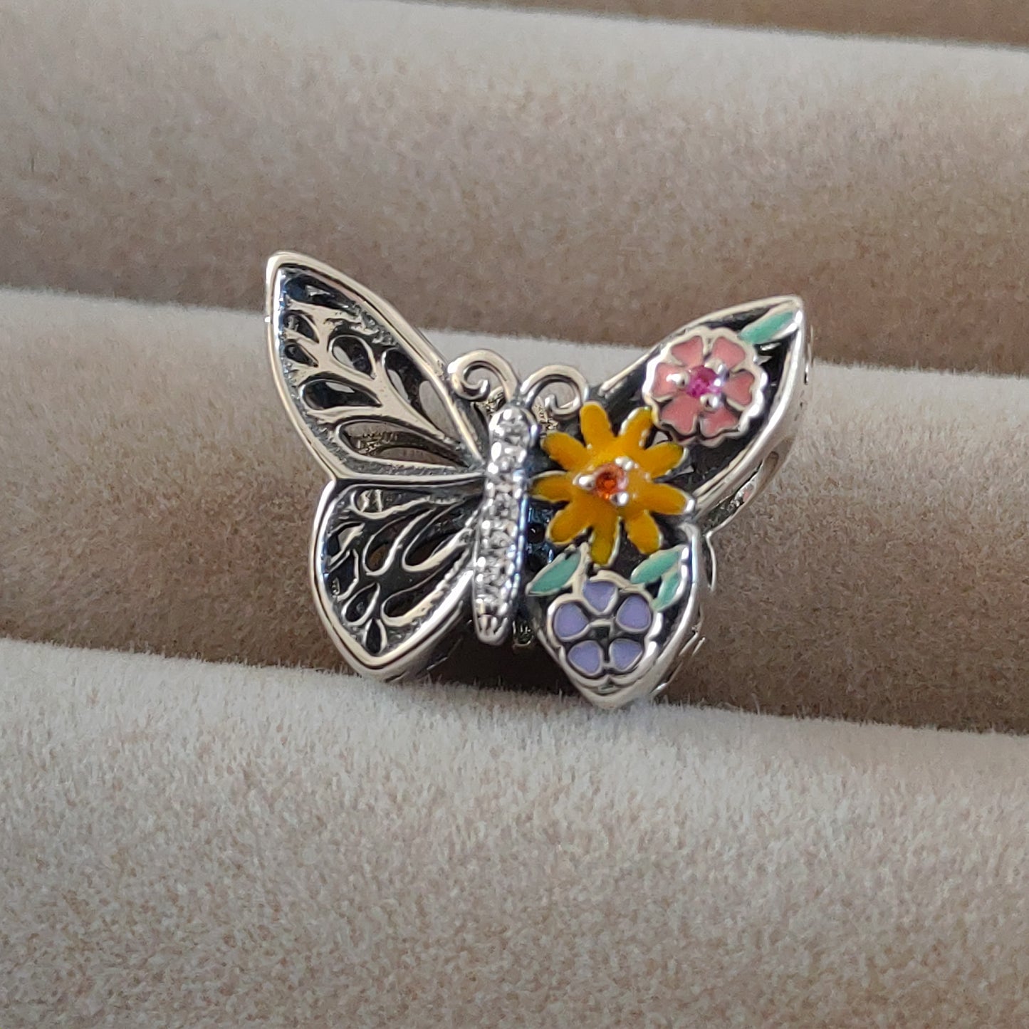 Charm Mariposa con Flores