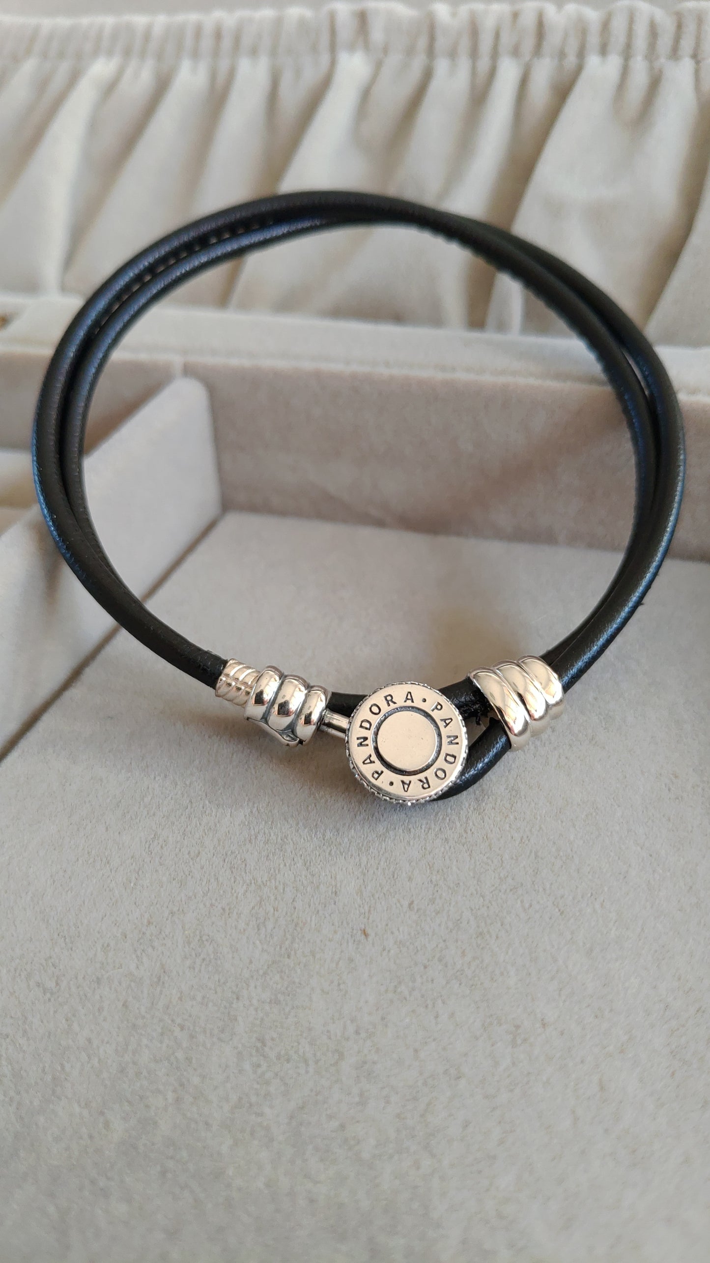 Pulsera Negra de Cuero Doble con Broche Circular